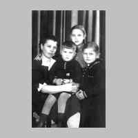 030-0049 Frau Tausendfreund aus Gross Nuhr mit ihren Kindern Christel, Erika und Werner im Jahre 1939.jpg